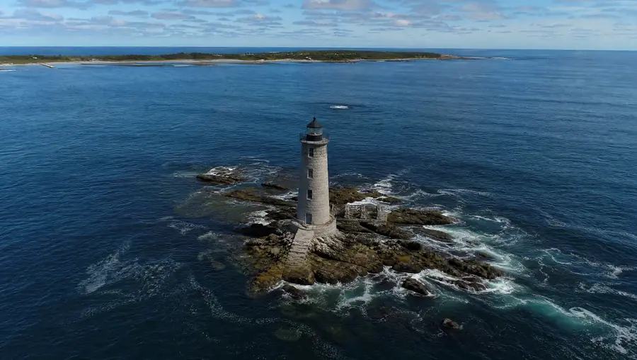 Le même phare vu de très haut, depuis un drone.