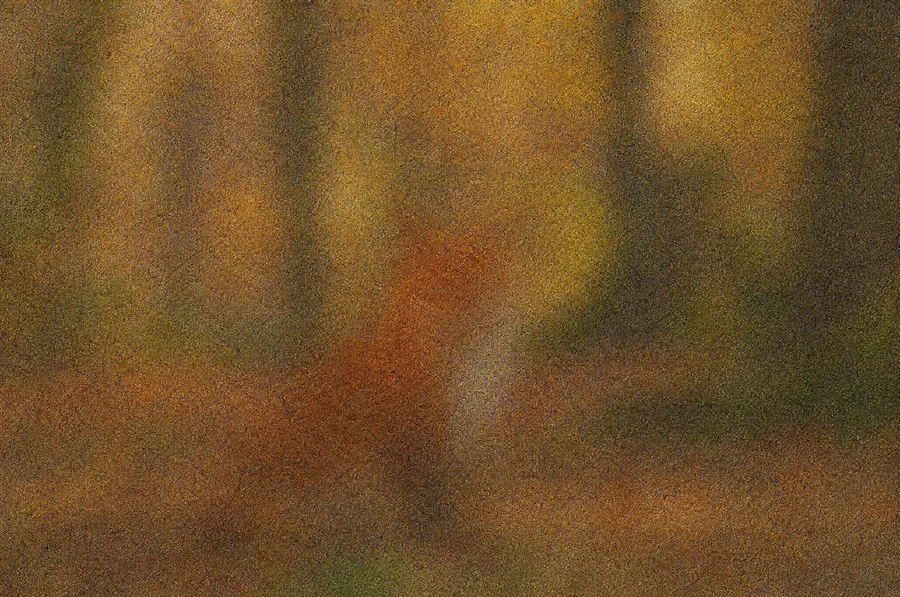 Des masses de couleur floues, une tache orangée au centre.