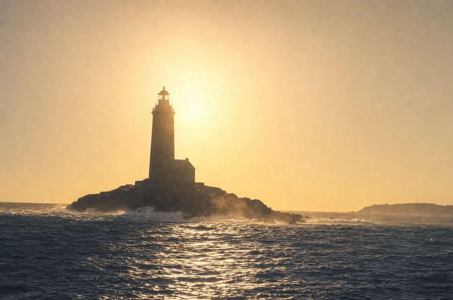 Le même phare en contre-jour, presque en ombre chinoise.