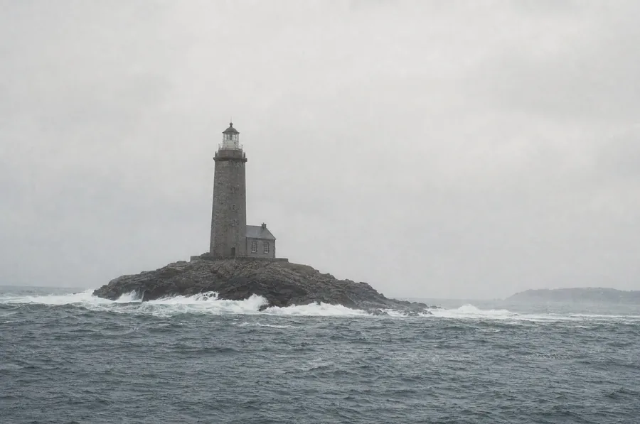 Le phare sous un ciel entièrement couvert, lumière plate.