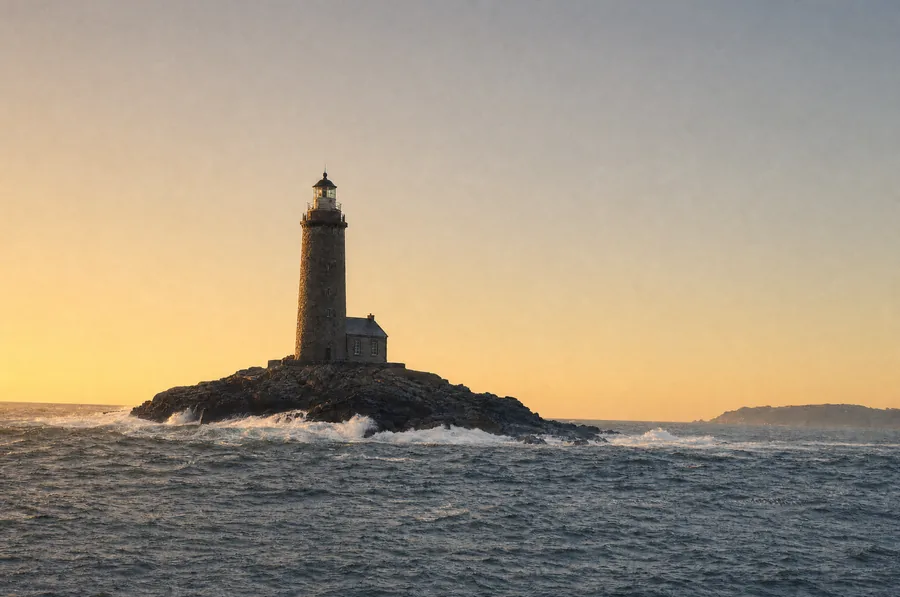 Le même phare au soleil couchant, lumière dorée venant de la gauche.