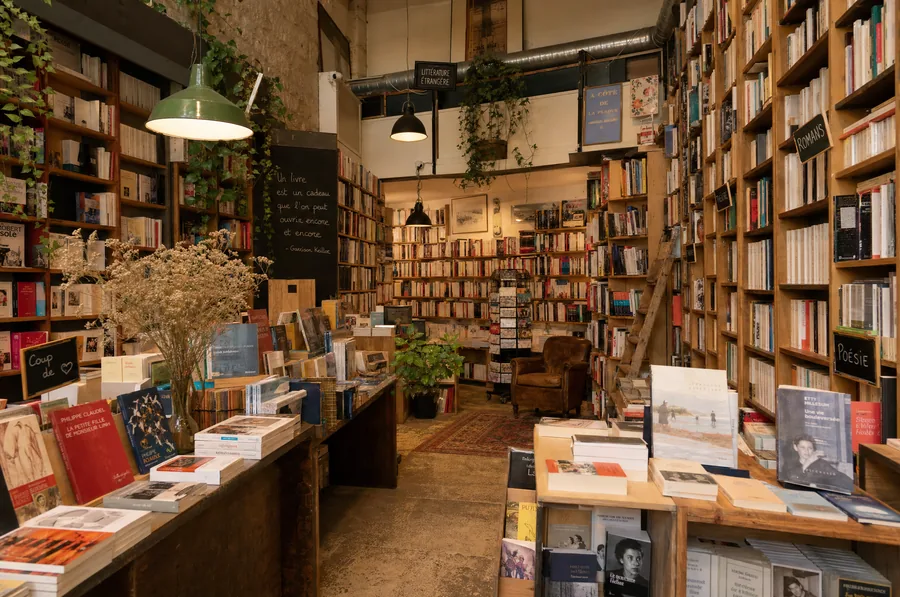 Une librairie moderne et lumineuse, vue de l’intérieur.